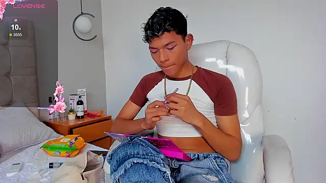 Snapshot of twink_royale18 chatting on 02.20.26 twink royale18 online show from 02.20.26