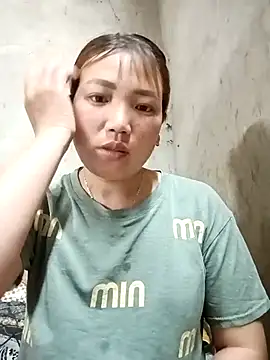 Snapshot of Nunaa2x chatting on 05.15.26 Nunaa2x online show from 05.15.26