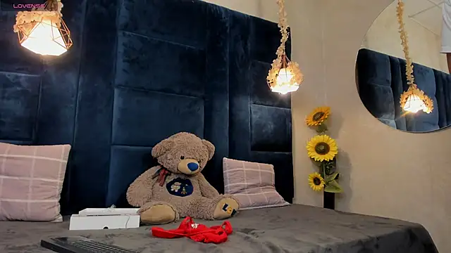 Snapshot of Laura_Miller1 chatting on 04.10.26 Laura Miller1 online show from 04.10.26