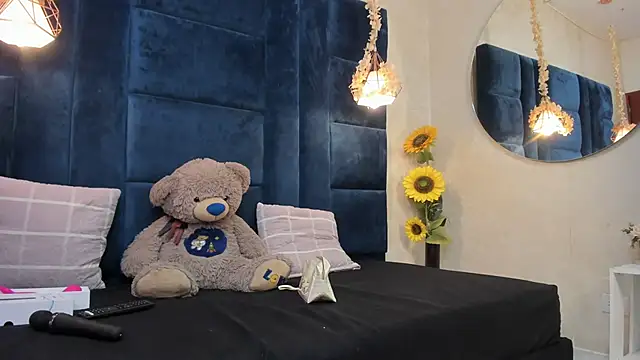 Snapshot of Laura_Miller1 chatting on 04.12.26 Laura Miller1 online show from 04.12.26