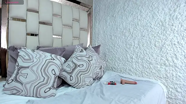 Snapshot of charolnox chatting on 03.01.26 charolnox online show from 03.01.26