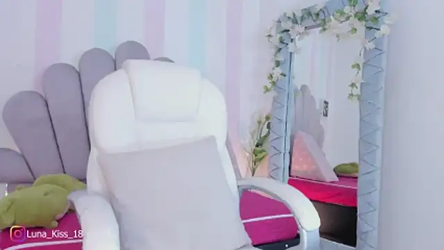 Luna kiss 18 online show from 02.26.26
