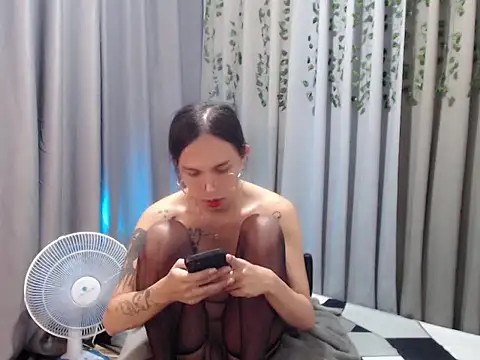 LOVELYMAYUMIE online show from 12.14.24