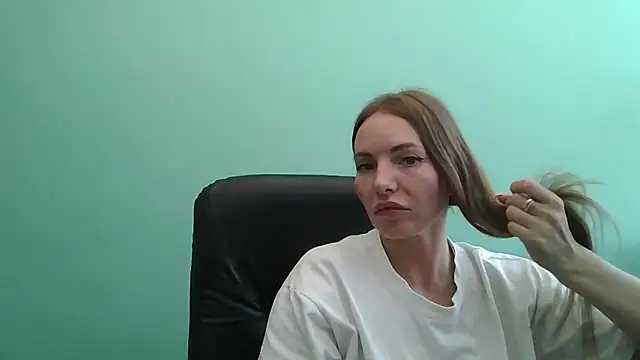 Snapshot of Valyssa chatting on 06.23.26 Valyssa online show from 06.23.26