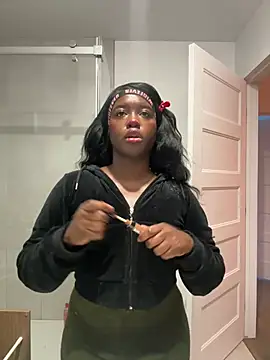 Snapshot of icelyne_2001 chatting on 02.17.26 icelyne 2001 online show from 02.17.26