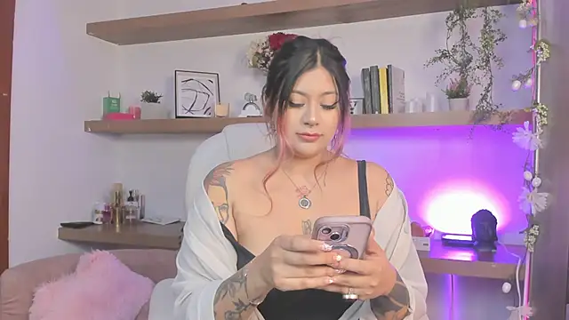 Snapshot of _Lorraine_v chatting on 04.14.26 Lorraine v online show from 04.14.26