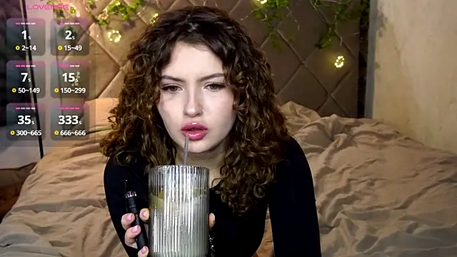 Snapshot of SueCurly chatting on 02.17.26 SueCurly online show from 02.17.26