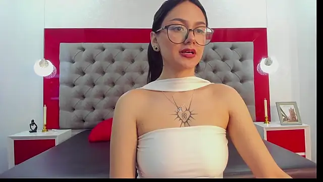 NiccolleHall online show from 01.16.26