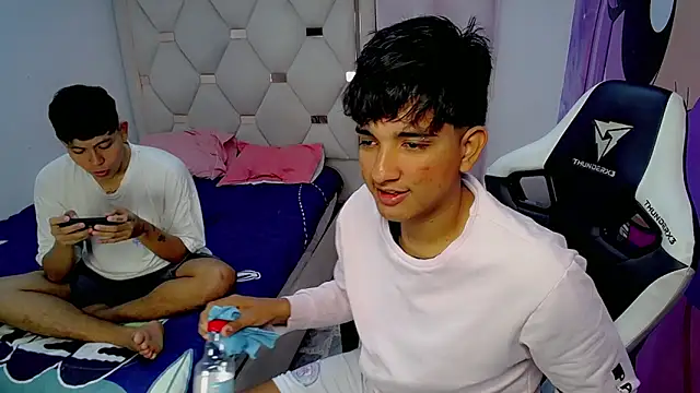 Snapshot of Maxwell_boys chatting on 02.11.26 Maxwell boys online show from 02.11.26