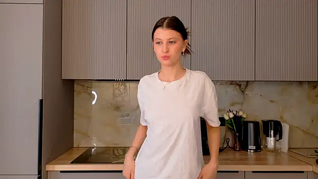 Snapshot of LouiseChavez chatting on 02.05.26 LouiseChavez online show from 02.05.26