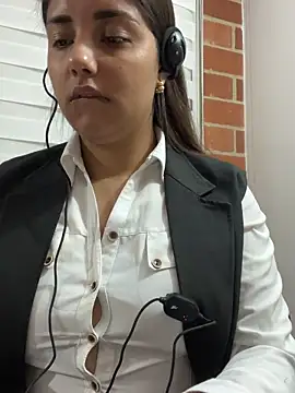 Snapshot of A-uroora chatting on 02.13.26 A-uroora online show from 02.13.26