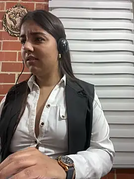 Snapshot of A-uroora chatting on 02.19.26 A-uroora online show from 02.19.26