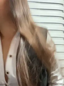 Snapshot of A-uroora chatting on 02.22.26 A-uroora online show from 02.22.26