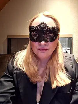 Snapshot of MaskedQueen77 chatting on 01.18.26 MaskedQueen77 online show from 01.18.26