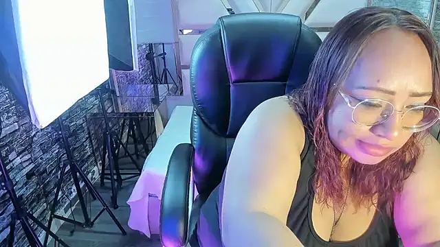 Snapshot of Shara_Oz chatting on 02.25.26 Shara Oz online show from 02.25.26