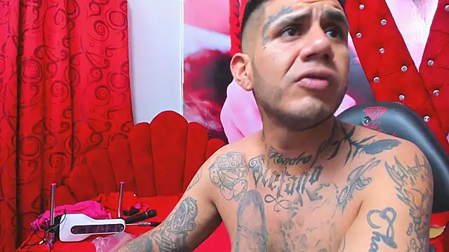 Snapshot of allison_max_tattoo chatting on 02.11.26 allison max tattoo online show from 02.11.26