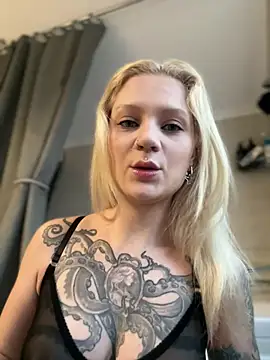 Snapshot of BlondeDoll_ chatting on 02.11.26 BlondeDoll online show from 02.11.26