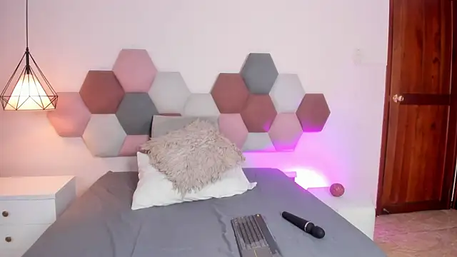 AnnaBroooks online show from 03.31.26