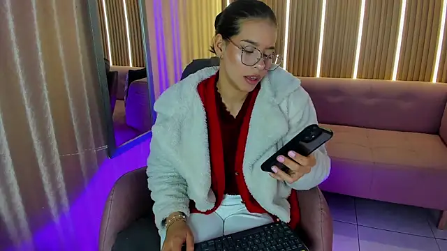 Snapshot of Luna_Millers chatting on 05.09.26 Luna Millers online show from 05.09.26