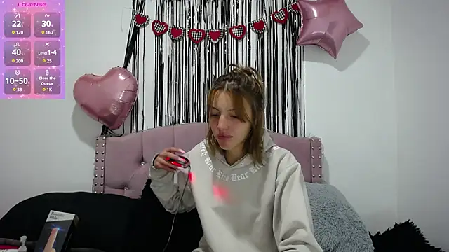 Snapshot of emily_cooper_pym chatting on 02.13.26 emily cooper pym online show from 02.13.26