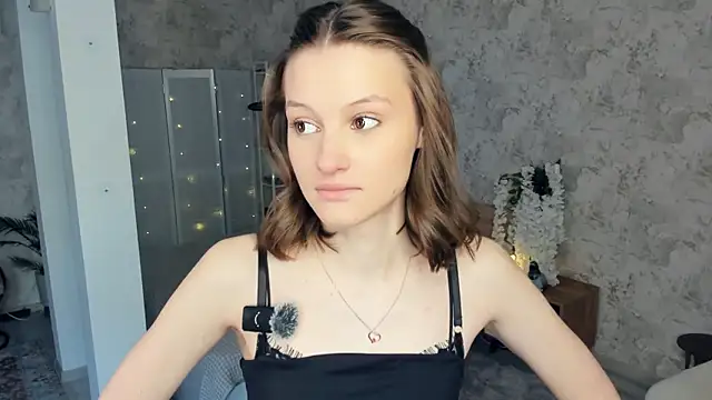 Snapshot of LianneBynon chatting on 02.05.26 LianneBynon online show from 02.05.26