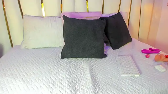 Snapshot of SofiaGlow_ chatting on 02.27.26 SofiaGlow online show from 02.27.26