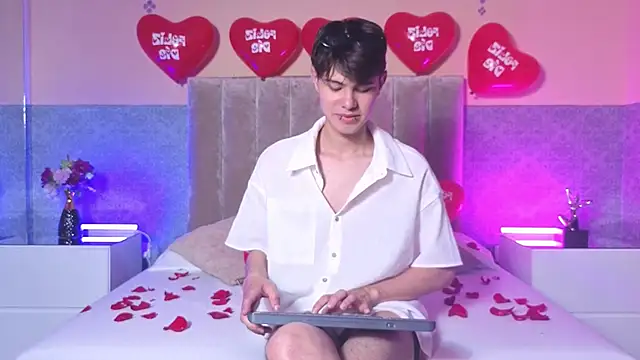 Snapshot of Derek_Sinn chatting on 02.14.26 Derek Sinn online show from 02.14.26