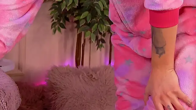 Snapshot of CrystalRedd chatting on 02.11.26 CrystalRedd online show from 02.11.26