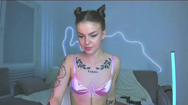 Snapshot of AkylinaGold chatting on 07.25.26 AkylinaGold online show from 07.25.26
