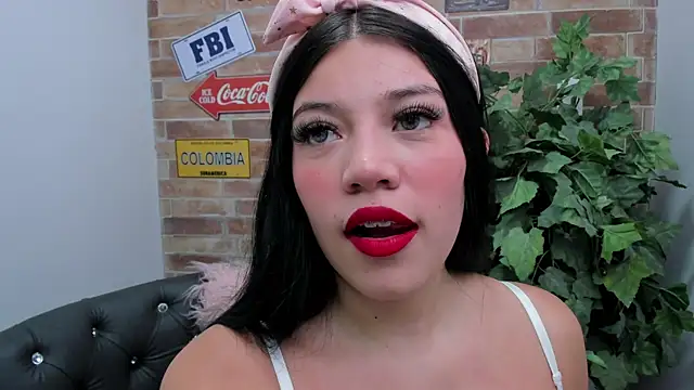Snapshot of foxy_vera chatting on 04.25.26 foxy vera online show from 04.25.26