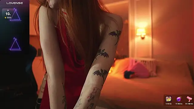 Snapshot of foxy_red_ chatting on 02.13.26 foxy red online show from 02.13.26