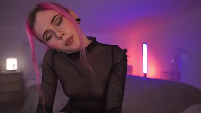 Sarah Pink online show from 03.20.25