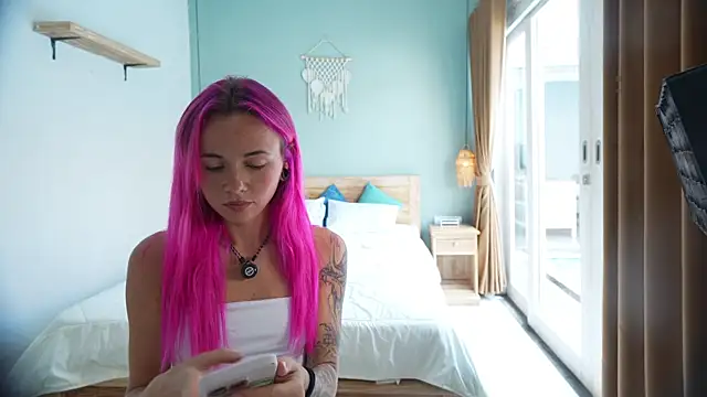 Sarah Pink online show from 10.06.25