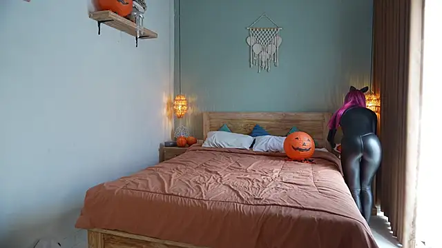 Sarah Pink online show from 10.31.25