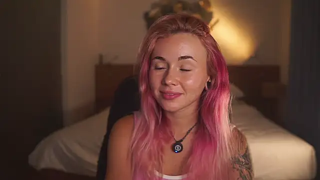 Sarah Pink online show from 04.05.26