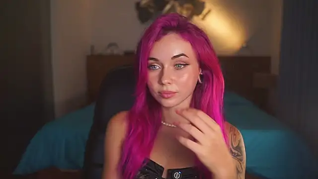 Sarah Pink online show from 04.12.26