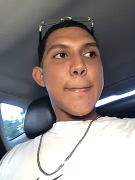 Snapshot of _Usher chatting on 02.21.26 Usher online show from 02.21.26