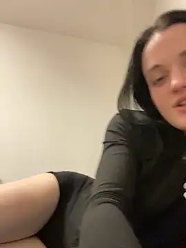 Snapshot of LeonieClaire chatting on 02.10.26 LeonieClaire online show from 02.10.26