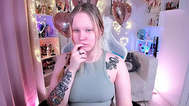 Snapshot of AnnieVibe chatting on 02.06.26 AnnieVibe online show from 02.06.26