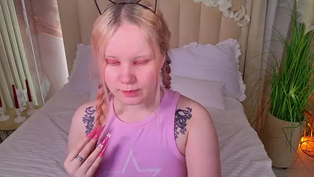 Snapshot of AnnieVibe chatting on 04.21.26 AnnieVibe online show from 04.21.26