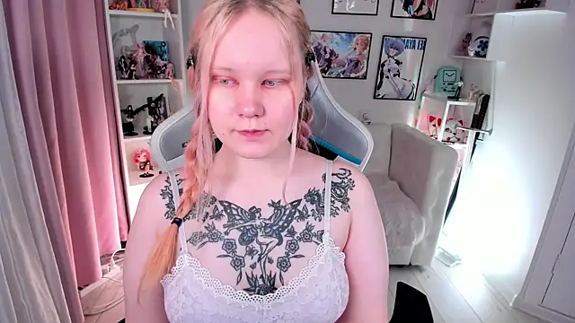 Snapshot of AnnieVibe chatting on 04.22.26 AnnieVibe online show from 04.22.26
