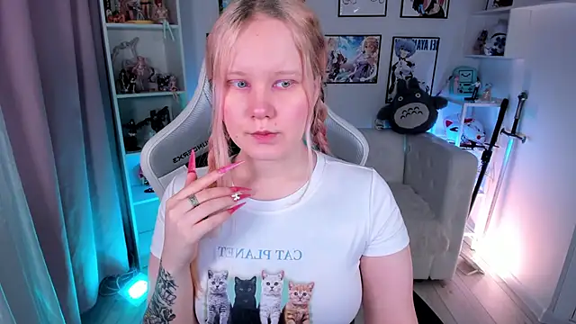 Snapshot of AnnieVibe chatting on 04.25.26 AnnieVibe online show from 04.25.26