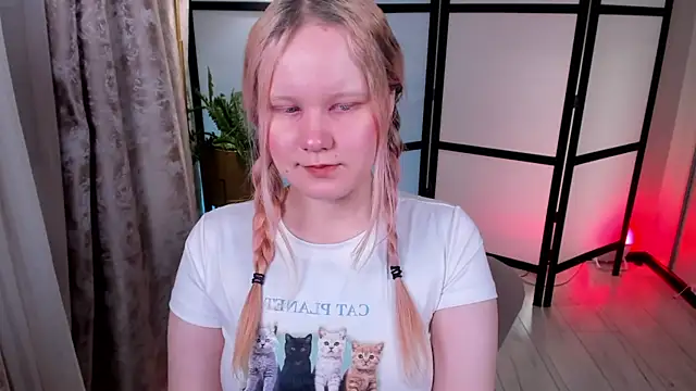 Snapshot of AnnieVibe chatting on 04.30.26 AnnieVibe online show from 04.30.26