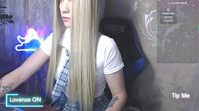 Snapshot of Shiny_Victoria chatting on 06.14.26 Shiny Victoria online show from 06.14.26