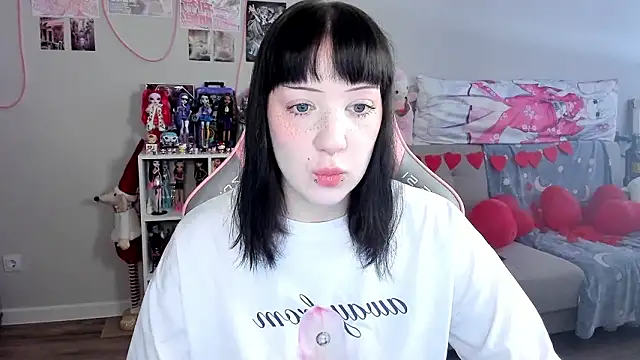 Snapshot of MollysLand chatting on 02.19.26 MollysLand online show from 02.19.26