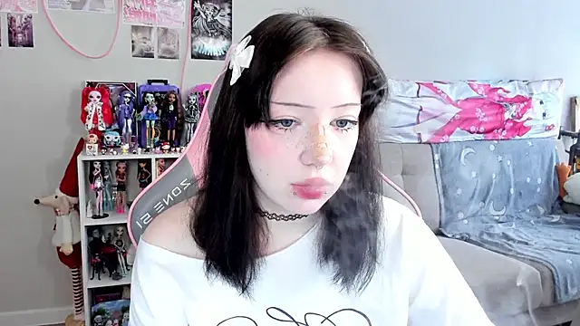 Snapshot of MollysLand chatting on 04.17.26 MollysLand online show from 04.17.26