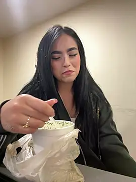 Sara Fernandez  online show from 04.13.26