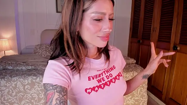 Snapshot of ConnieDeep chatting on 04.15.26 ConnieDeep online show from 04.15.26