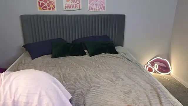 LovingWhisperr online show from 02.17.26