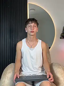 ARON LUXX online show from 02.04.26